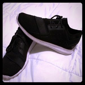 UNDER ARMOUR SHOES MENS 10/ WOMENS 11